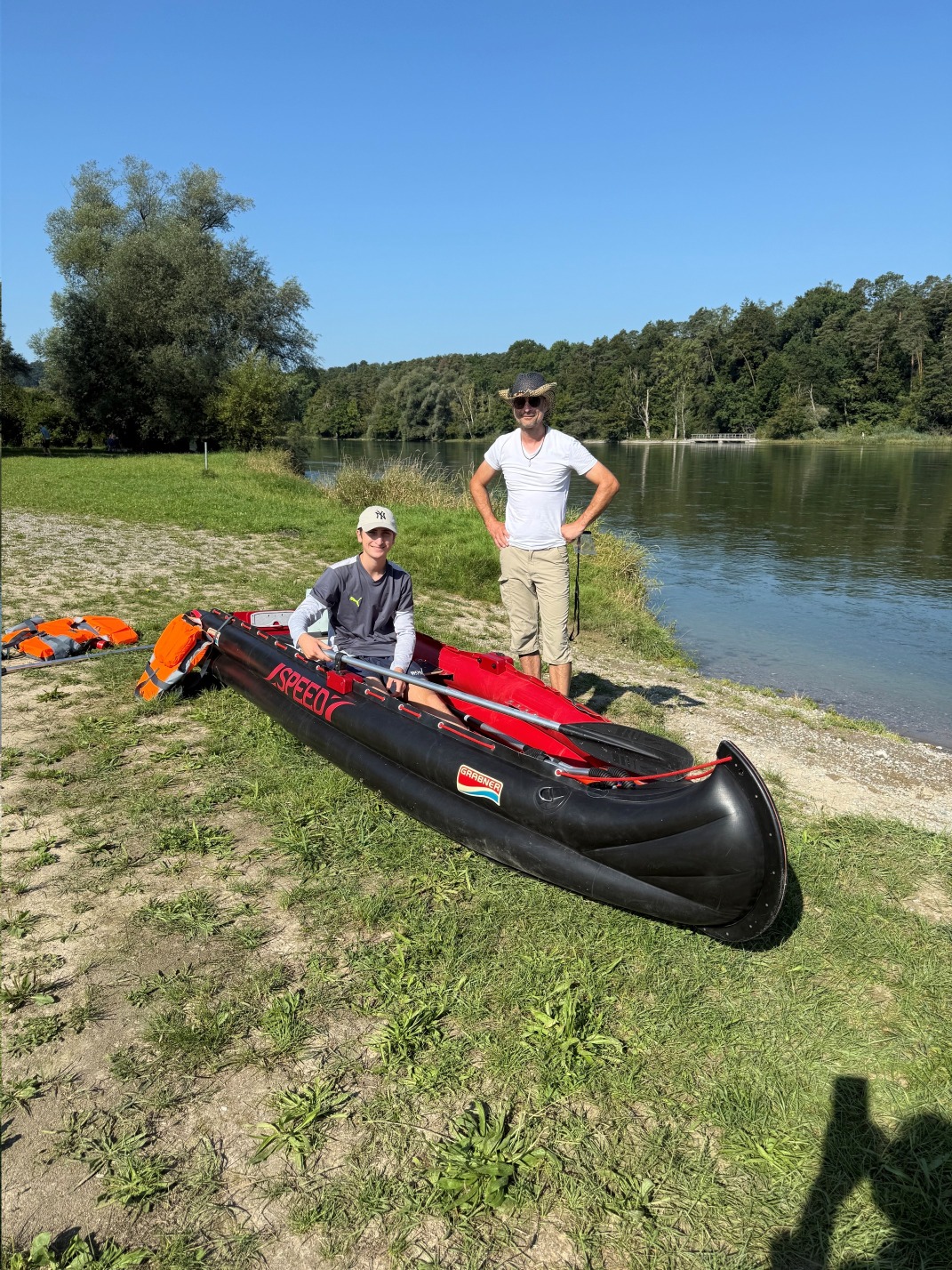 Vader en zoon tijdens de roeitocht voor de paling